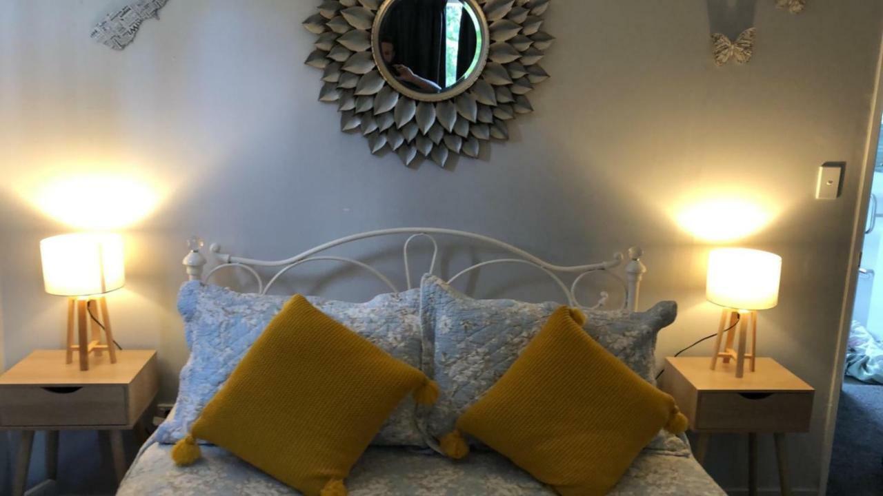 B, D & D Bed And Breakfast Таупо Екстериор снимка