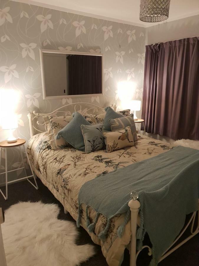 B, D & D Bed And Breakfast Таупо Екстериор снимка